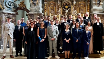 Die Konfirmierten mit Teamern und Teamerinnen, Mitgliedern des Kirchenvorstands und den Pfarrerinnen. (Bild: Verena Waßink/Pfarrei St. Markus und Michael )