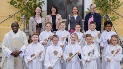 Die Erstkommunion-Kinder zusammen mit den Tischmüttern und Pfarrer Dr. Charles Ifemeje (Bild: Fotostudio Hummer )