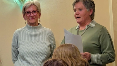 Angelika Hiltner (links) bleibt ein weiteres Jahr im Amt und wird für ihr herausragendes Engagement von den Mitgliedern gewürdigt. (Bild: Diana Shulha)