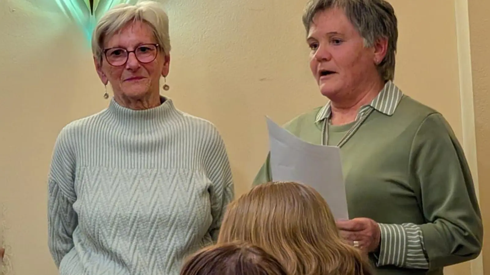 Angelika Hiltner (links) bleibt ein weiteres Jahr im Amt und wird für ihr herausragendes Engagement von den Mitgliedern gewürdigt. (Bild: Diana Shulha)