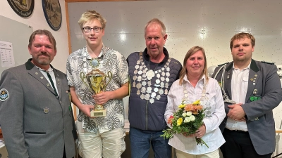 Schießleiter Georg Dotzler (v.l.), Jugendkönig Finn Holiday, Erster Ritter Matthias Reinhardt als Königsvertreter, Schützenliesl Anita Dotzler und Zweiter Schießleiter Benjamin Neal. (Bild: Tamara Reichert)