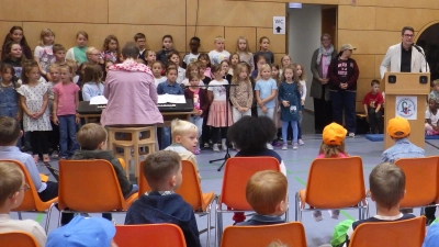 Willkommen geheißen wurden die neuen Schülerinnen und Schüler von der Singklasse und Rektor Armin Aichinger. (Bild: Armin Aichinger)