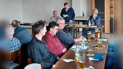 Die Vertreter von 26 Siedlergemeinschaften im Landkreis Neustadt trafen sich zur Kreisversammlung des Kreisverbandes Neustadt/WN. im Verband Wohneigentum im Neustädter AWO-Heim. Vorsitzender Helmut Grünbauer (stehend) erstattete einen umfassenden Bericht. (Bild: Hans Prem )