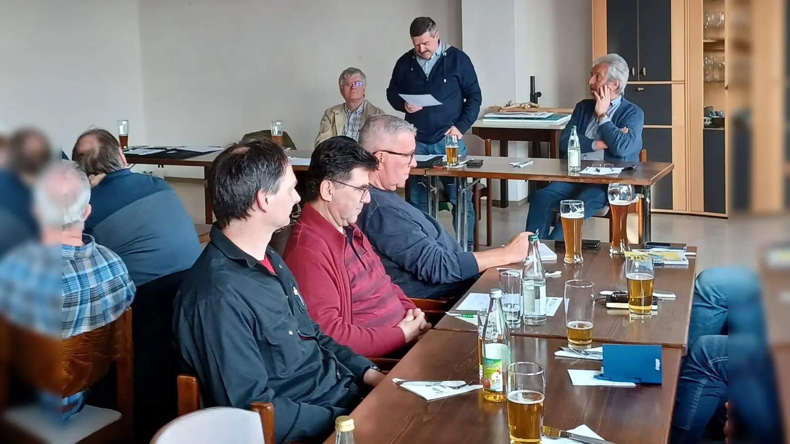 Die Vertreter von 26 Siedlergemeinschaften im Landkreis Neustadt trafen sich zur Kreisversammlung des Kreisverbandes Neustadt/WN. im Verband Wohneigentum im Neustädter AWO-Heim. Vorsitzender Helmut Grünbauer (stehend) erstattete einen umfassenden Bericht. (Bild: Hans Prem )