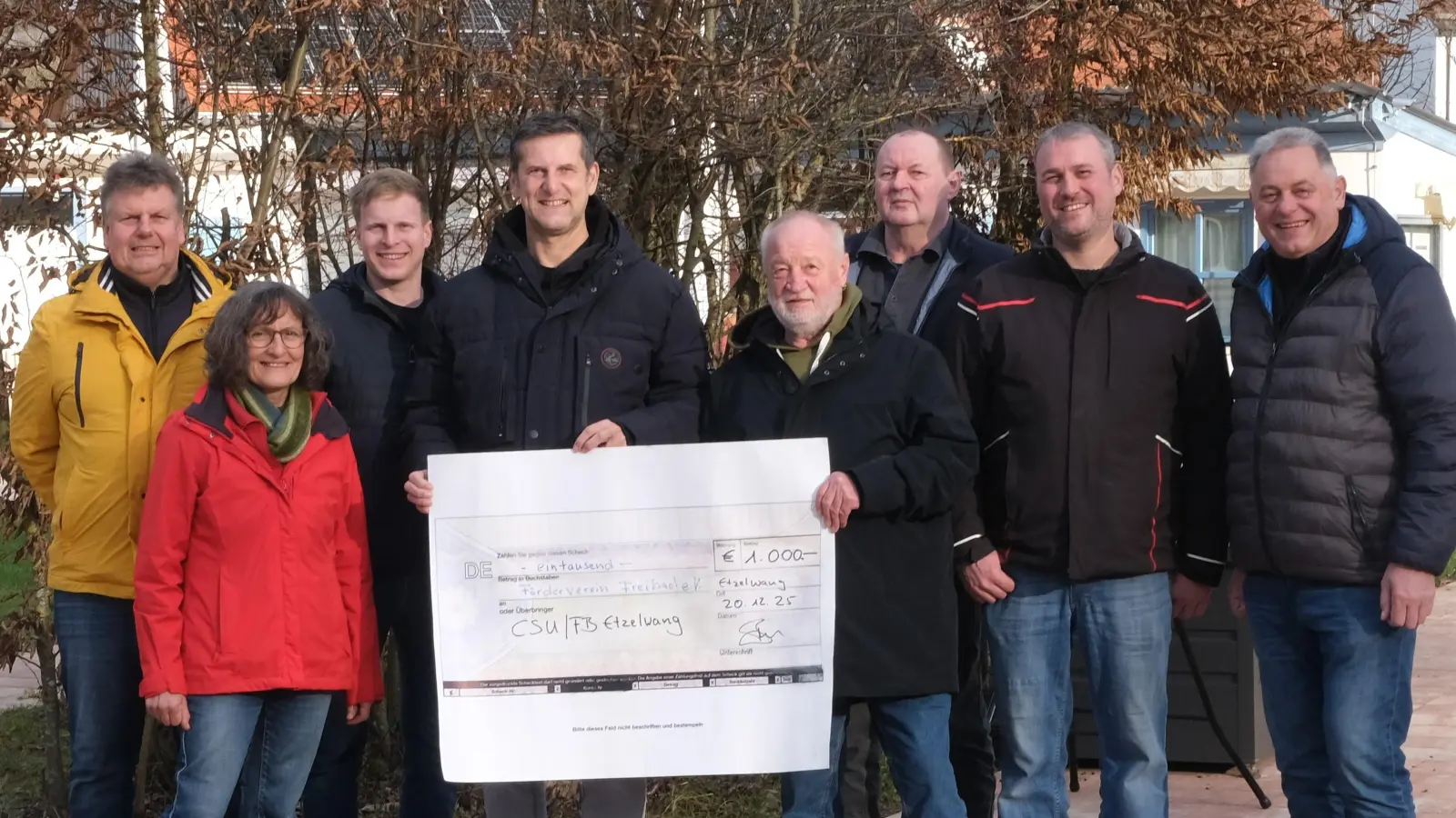 Mitglieder der CSU/FB Etzelwang bei der symolischen Spendenübergabe: vorne Lydia Zahner (2. Bürgermeisterin) und Roman Berr (1.Bürgermeister) mit Fördervereinsvorsitzendem Josef Schmidtpeter; hinten Gerhardt Pirner, Markus Wagner, Klaus Strobel, Christoph Pirner und Ernst Scharr (v.r.n.l.). (Bild: Ernst Scharr)