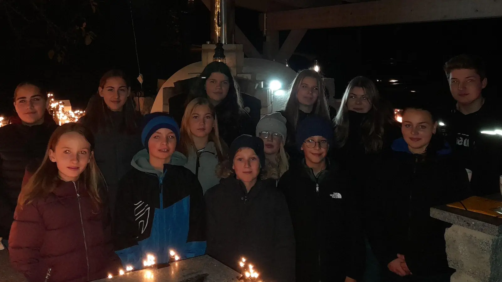 Nach dem Umzug boten die Ministranten heiße Waffeln, Lebkuchen sowie Punsch und Glühwein an. (Bild: Ilona Maiwald )