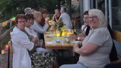 Nach der Lesezeit und Buchvorstellung saßen die Teilnehmer noch lange zusammen und genossen den lauschigen Abend. (Bild: Christine Rupprecht - Renee Götzinger)
