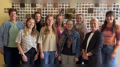 Die neuen Lehrkräfte der Markgraf-Diepold-Grundschule mit Konrektorin Tanja Kruppa und Rektorin Karin Gleißner (Bild: Karin Gleißner)
