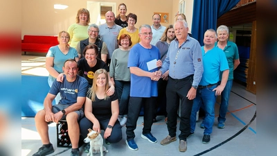Martin Streim (vorne rechts), freute sich über die Spende der Laienspielgruppe Friedenfels in Höhe von 500 Euro. Spielleiter Thomas Schlosser (vorne, Zweiter von rechts) hatte in diesem Jahr mit seinen Akteuren den TSV Friedenfels als Spendenempfänger ausgewählt. (Bild: Bernhard Schultes)