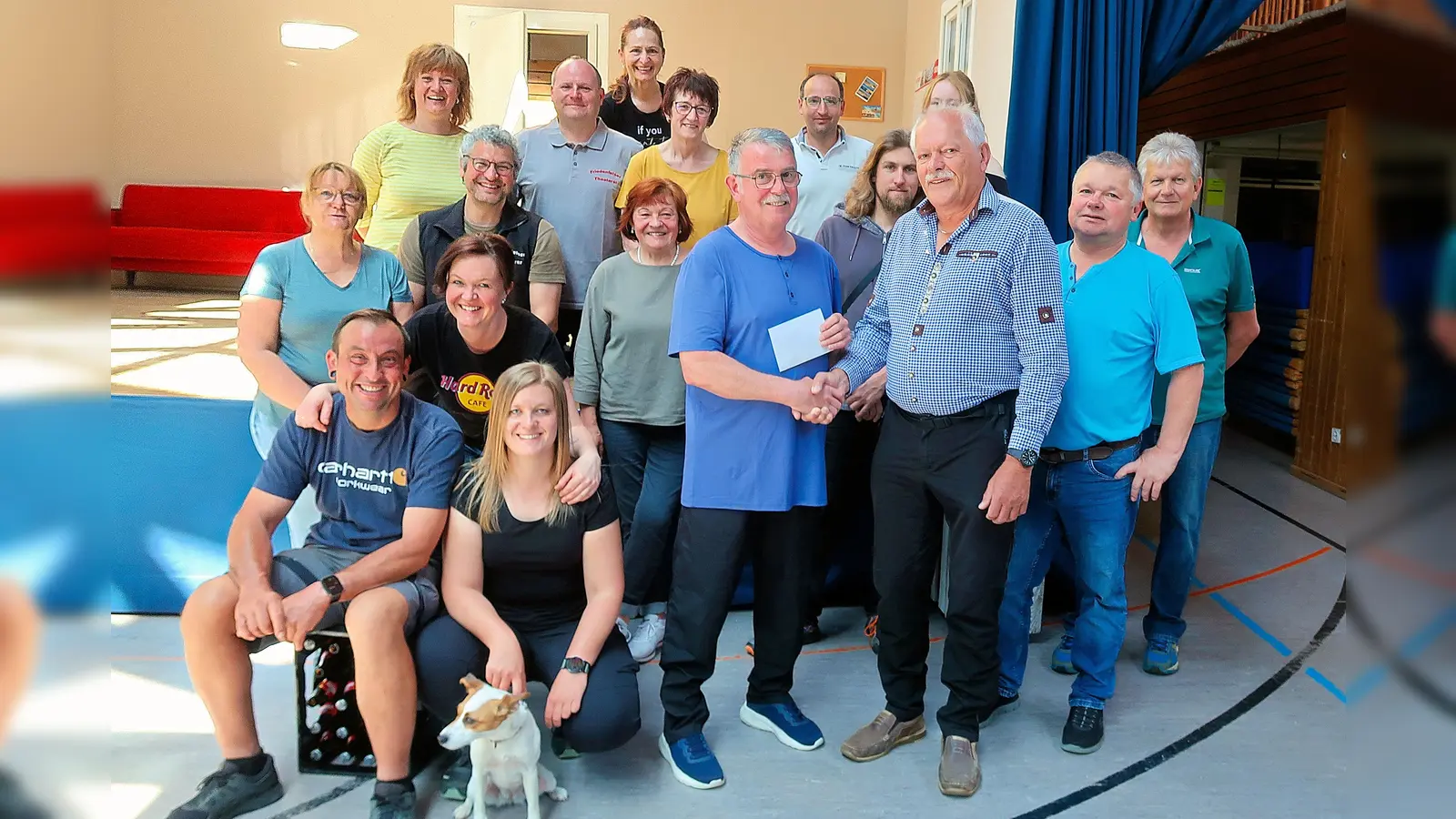 Martin Streim (vorne rechts), freute sich über die Spende der Laienspielgruppe Friedenfels in Höhe von 500 Euro. Spielleiter Thomas Schlosser (vorne, Zweiter von rechts) hatte in diesem Jahr mit seinen Akteuren den TSV Friedenfels als Spendenempfänger ausgewählt. (Bild: Bernhard Schultes)