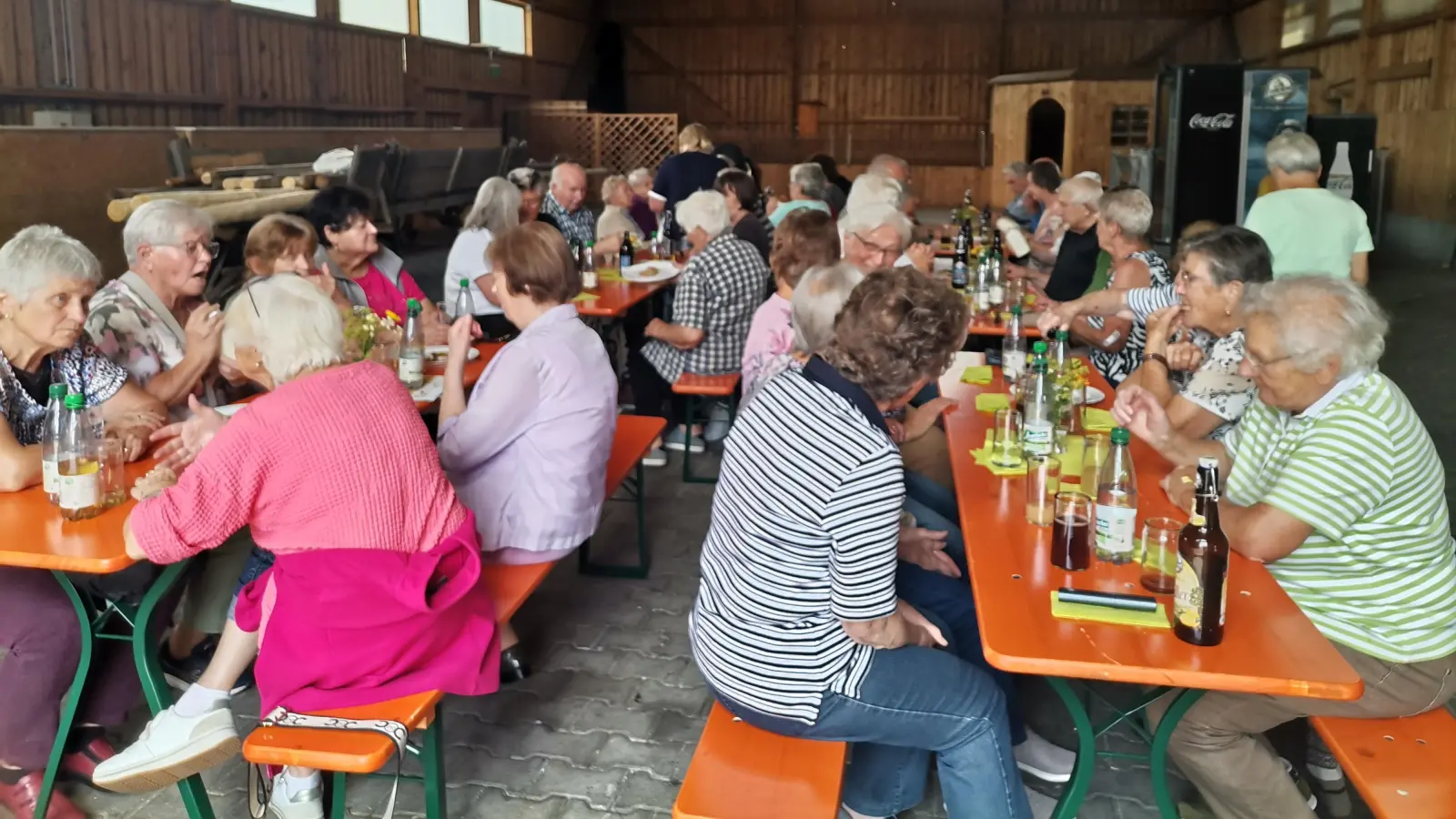 Die Senioren genossen die frischen Brote im Vereinstadel.  (Bild: Annemarie Mösbauer)