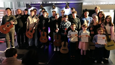 Die Musikerinnen und Musiker des Abends mit ihren Lehrkräften. (Bild: Katja Kellner)