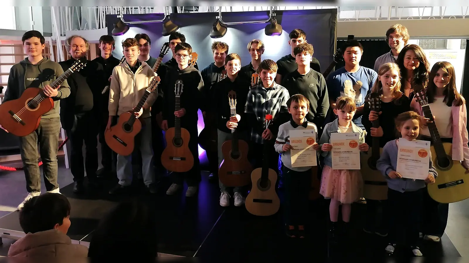 Die Musikerinnen und Musiker des Abends mit ihren Lehrkräften. (Bild: Katja Kellner)
