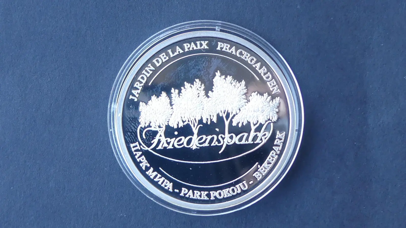 Als Anerkennung für langjährige erfolgreiche Sammeltätigkeit für den Volksbund Deutsche Kriegsgräberfürsorge wurde der RK die Medaille „Friedenspark” verliehen. (Bild: Walther Hermann)