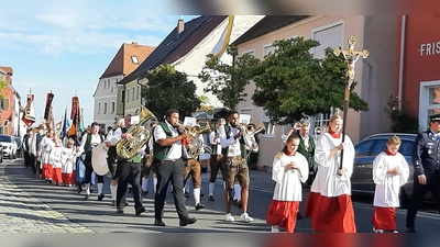 Feierliche Sakramentsprozession über den Luher Marktplatz (Bild: Rita Gleißner)
