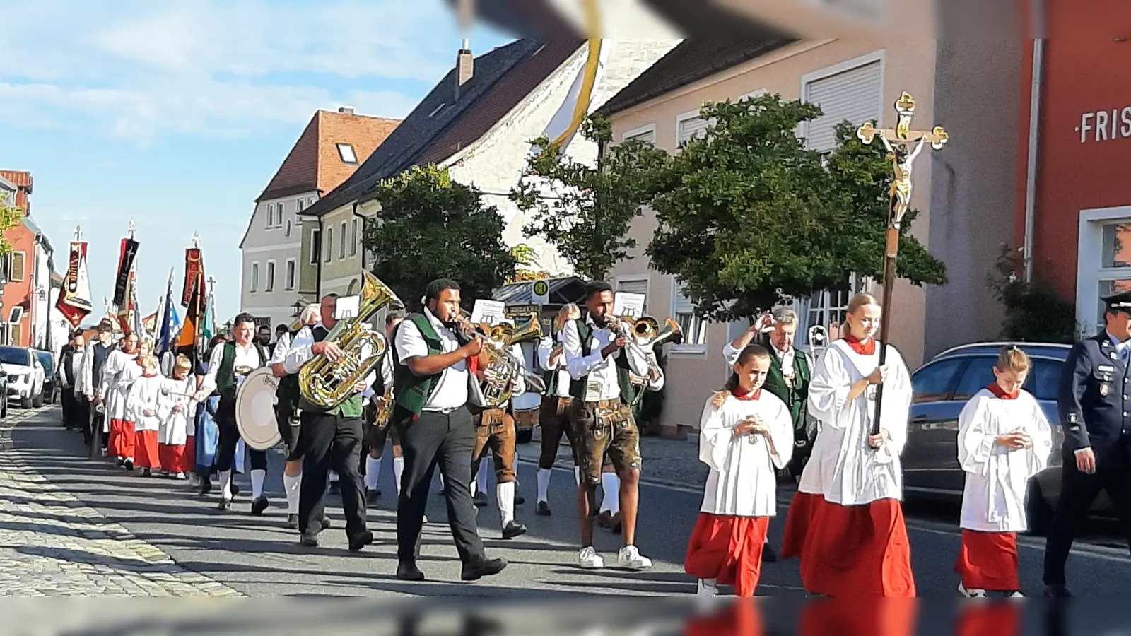 Feierliche Sakramentsprozession über den Luher Marktplatz (Bild: Rita Gleißner)