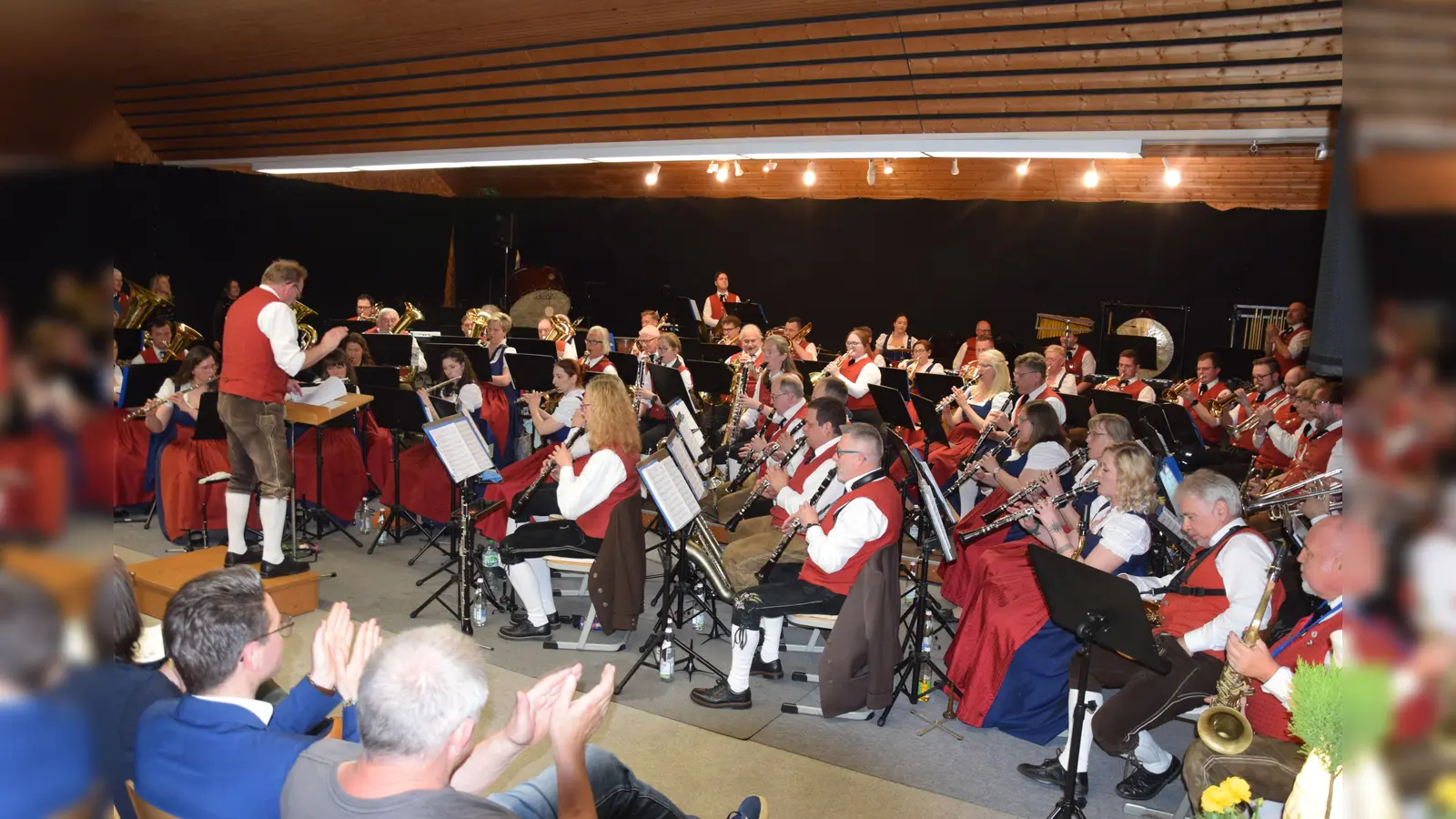 Die Jurablaskapelle Pilsheim lädt am Pfingstmontag zum Sommerfest ab 14.00 Uhr rund um die Pilsheimer Freizeithalle mit einem vielseitigem Musik-Programm und allerlei Brotzeiten sowie Kaffee und Kuchen die Bevölkerung ein.  (Bild: Paul Böhm)