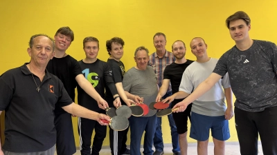 Stadtmeister Daniel Herrmann (2. von rechts) und Spielleiter Karl-Heinz Petschler (4. von rechts).  (Bild: Marianne Hanamann)