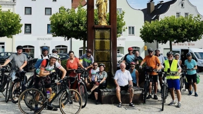 Das Foto zeigt die 15 Radwallfahrer aus der Pfarrei Beidl samt Begleit-Team an der Muttergottes-Statue auf dem Marktplatz in Frontenhausen. (Bild: Wolfgang Jäger)