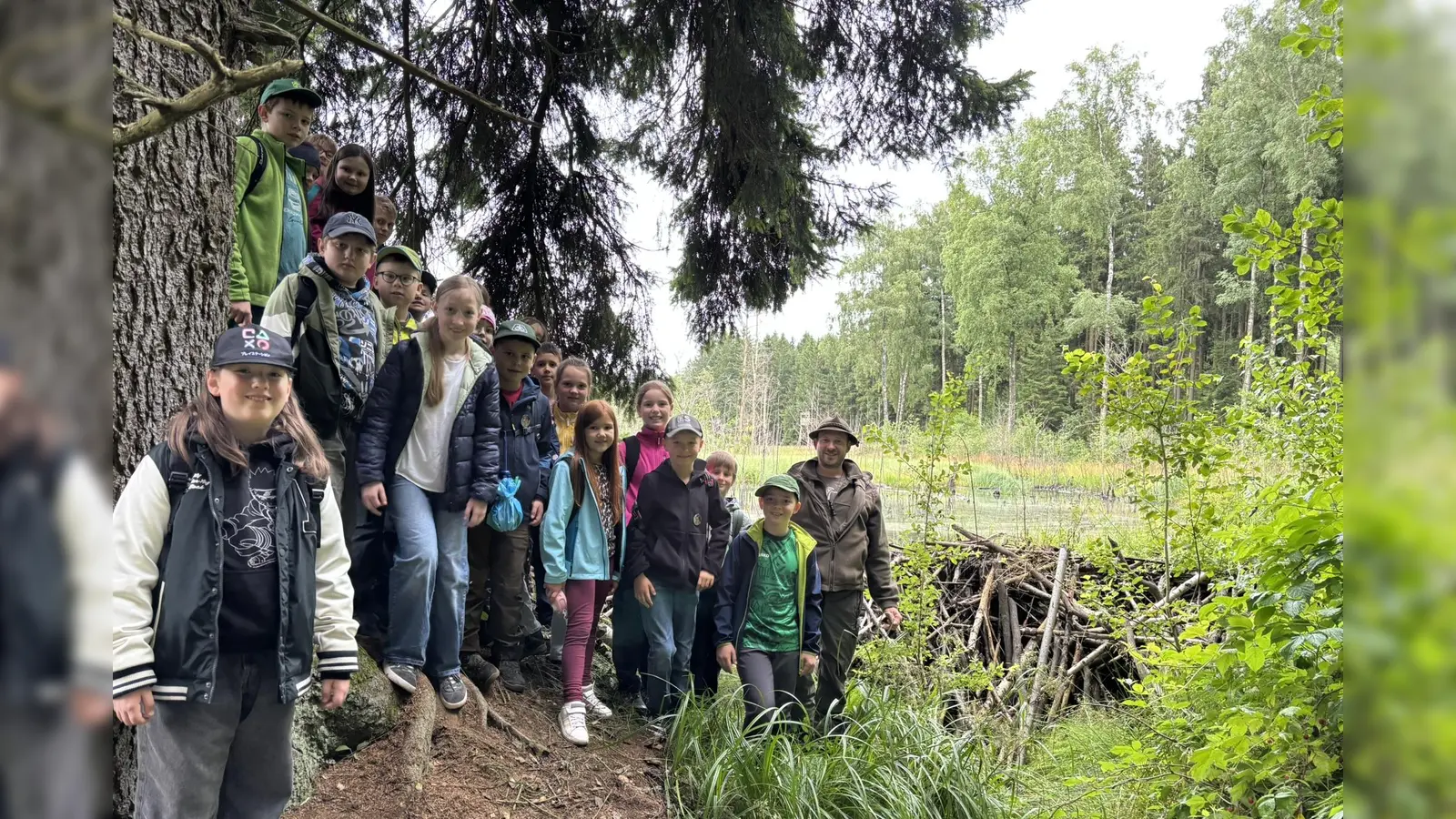 Florian Forster zeigt den Kindern den Biberdamm. (Bild: Maria Neubauer)