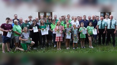 Gausportleiter Jonas Pühler (Zweiter von rechts) und sein Stellvertreter Valentin Kellner (Dritter von links) mit den Gaumeistern 2026. Schützenmeister Johannes Zeug (Dritter von rechts) gratulierte im Namen des SV Frankenreuth. (Bild: Renate Kellner)