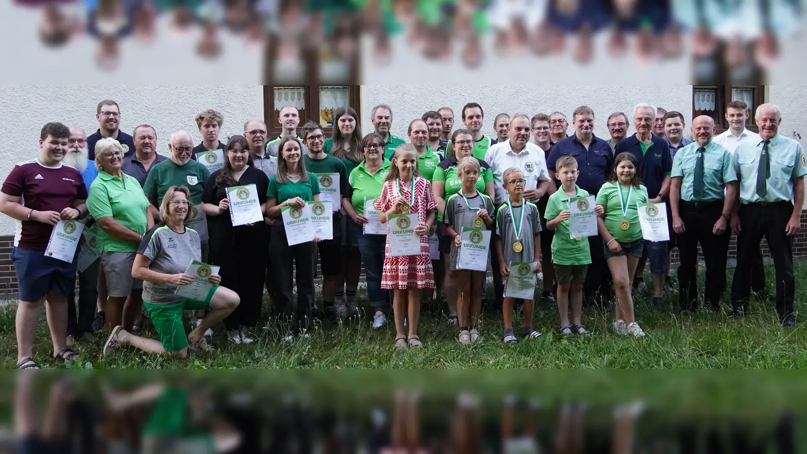 Gausportleiter Jonas Pühler (Zweiter von rechts) und sein Stellvertreter Valentin Kellner (Dritter von links) mit den Gaumeistern 2026. Schützenmeister Johannes Zeug (Dritter von rechts) gratulierte im Namen des SV Frankenreuth. (Bild: Renate Kellner)