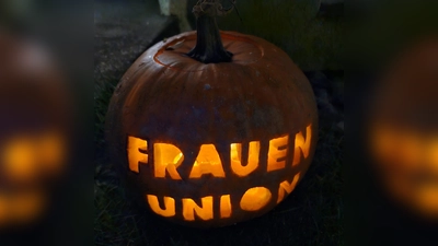 Am Eingang leuchtete der Kürbis der Frauen-Union. (Bild: Michael Meiler)