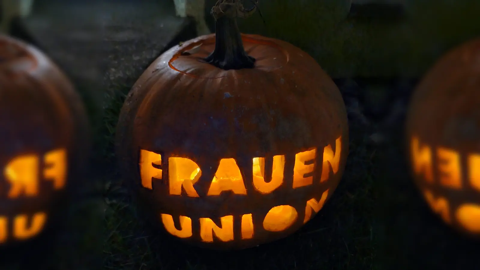 Am Eingang leuchtete der Kürbis der Frauen-Union. (Bild: Michael Meiler)