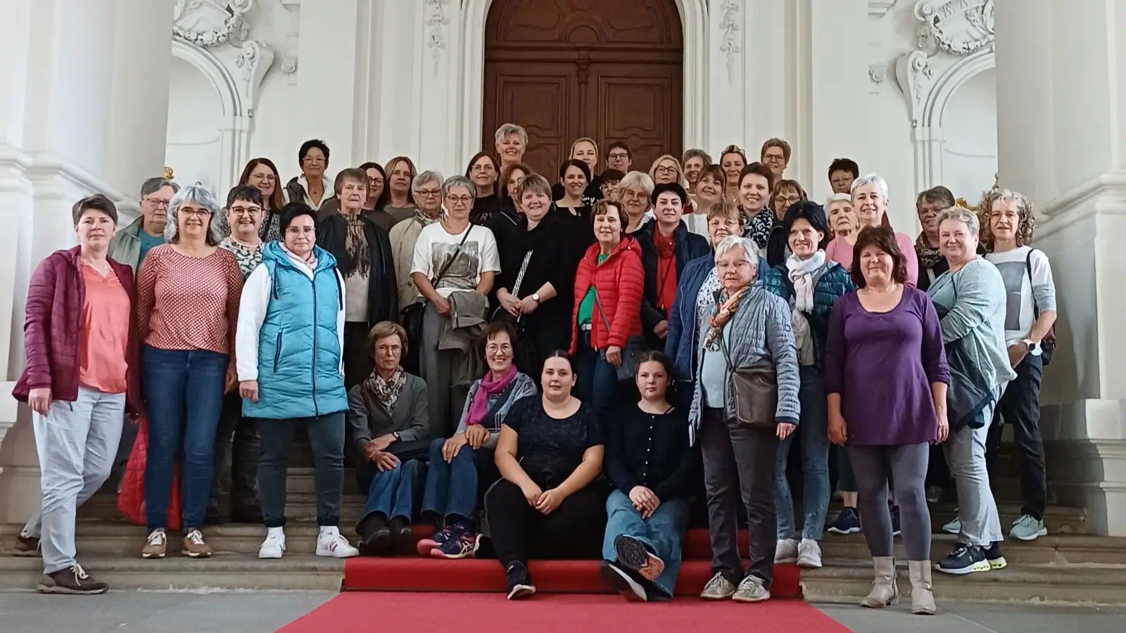 Die reisefreudige Gruppe des Frauenbundes Stulln auf der Treppe von Stift Klosterneuburg. (Bild: Gisela Eckl)
