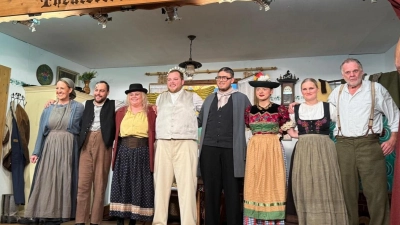 Alle Darsteller des bayerischen Protectulus beim Schlussapplaus (Bild: Bettina Bäumler)