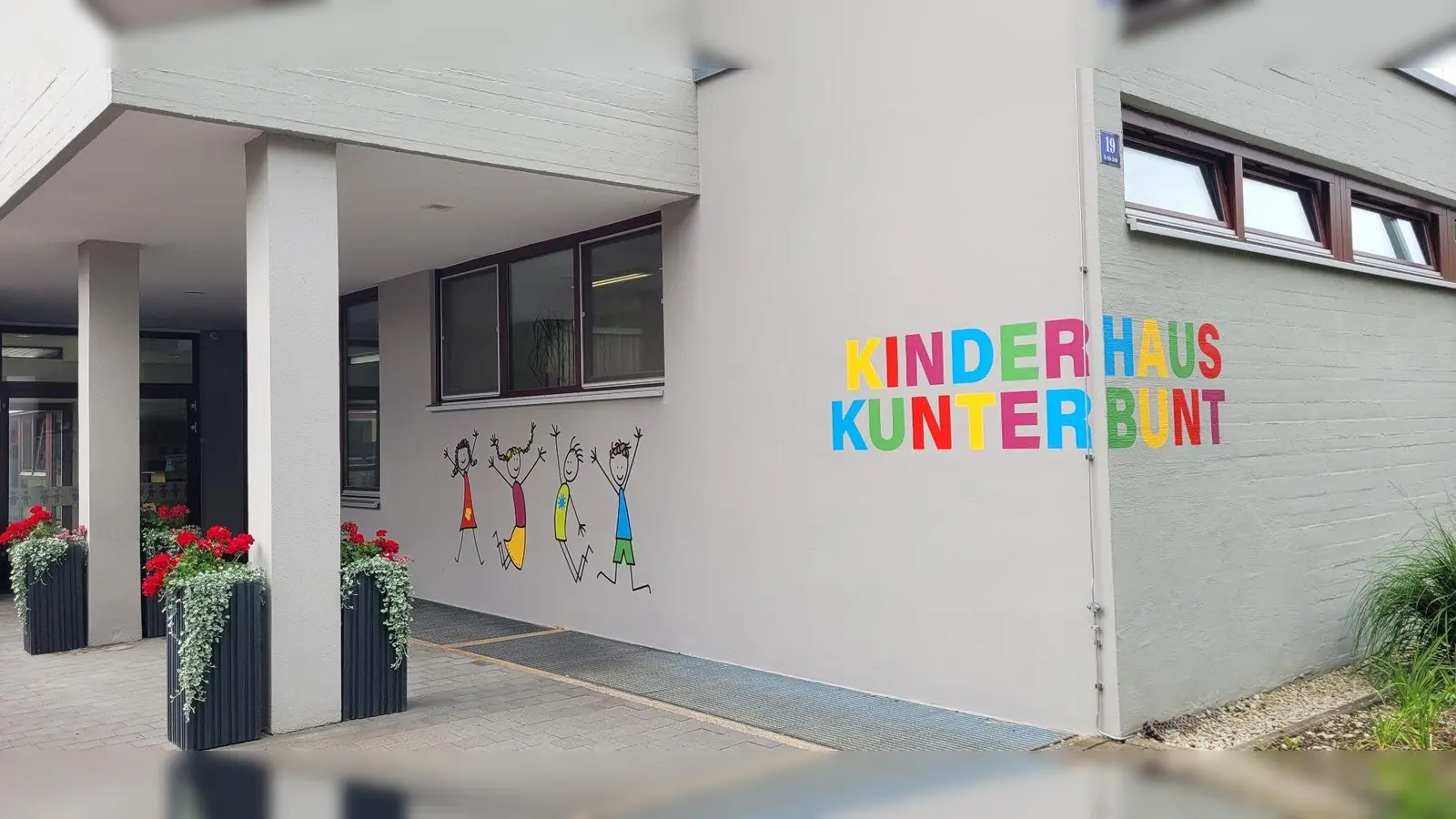 Farbenfroh und einladend: Der Eingangsbereich des Kinderhauses Kunterbunt  (Bild: Maria Üblacker)