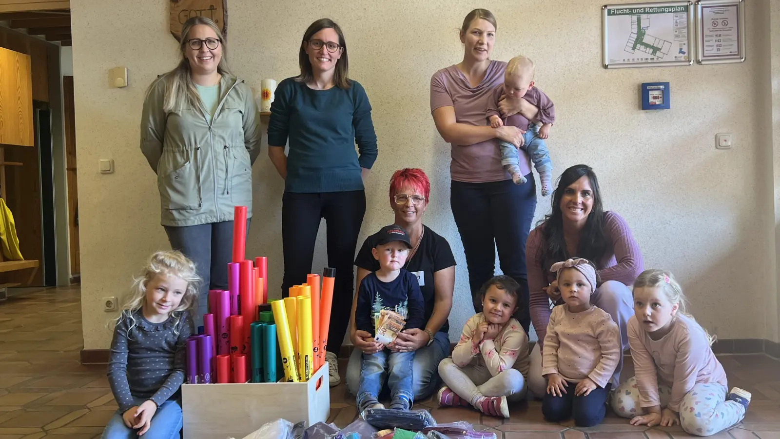 Die Spendenübergabe erfolgte durch eine Abordnung des Orgateams des Kinderflohmarkts an die Leiterin des Kindergartens Barbara Krauthahn (knieend, Mitte). (Bild: Franz Ficker)
