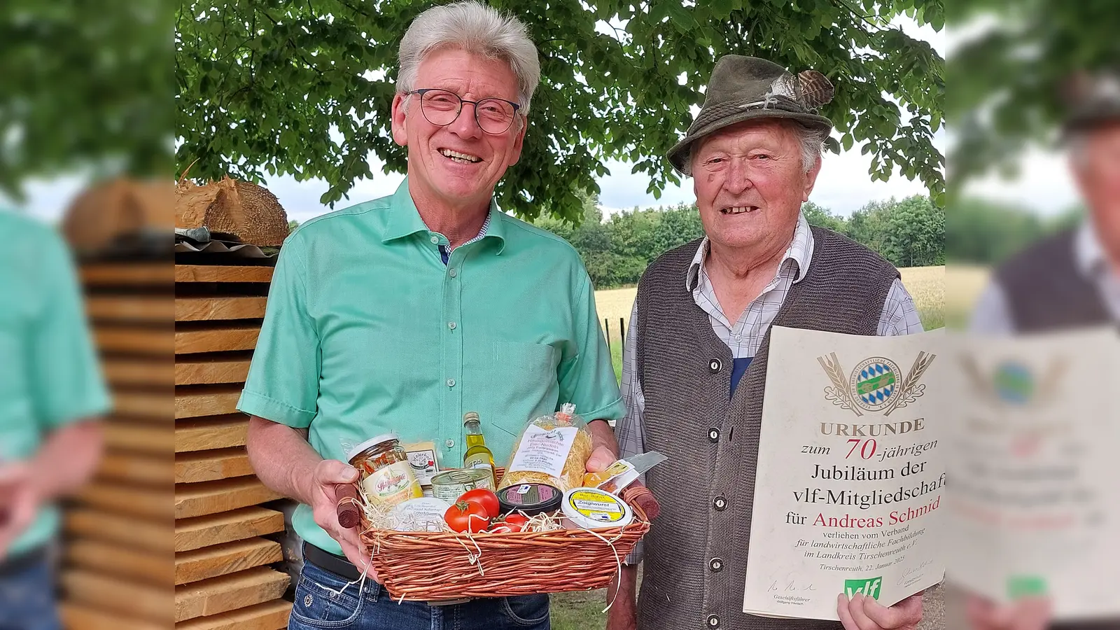 Andreas Schmid aus Ödwaldhausen erhielt für 70 Jahre Mitgliedschaft im vlf-Kreisverband Tirschenreuth von Wolfgang Wenisch im Namen der Vorstandschaft eine Ehrenurkunde und einen Landkreiskorb (Bild: Anita Nacke)