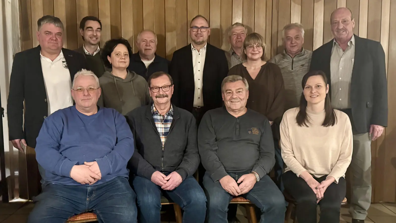 Mit neu gewählter Vorstandschaft geht der Förderverein des VfB Mantel unter Führung von Hans Klemm (nicht auf dem Bild) die nächsten zwei Jahre an. Landtagsabgeordneter Dr. Stephan Oetzinger (hinten Zweiter von links) und Bürgermeister Richard Kammerer (hinten Bildmitte) wünschten Jugendleiterin Melanie Neumann (Vierte.von links) weiterhin viel sportlichen Erfolg. (Bild: Johann Kneißl)