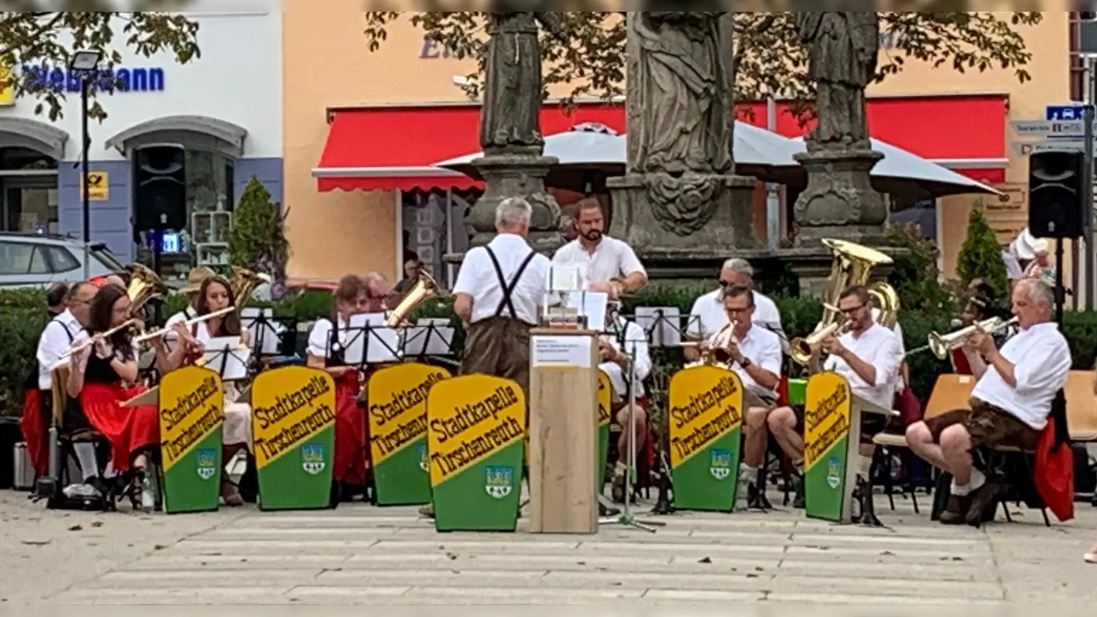 Mit ihrer Serenade sorgte die Kapelle am Marktplatz in Tirschenreuth für viel Applaus. (Bild: Madeline Wölfl)