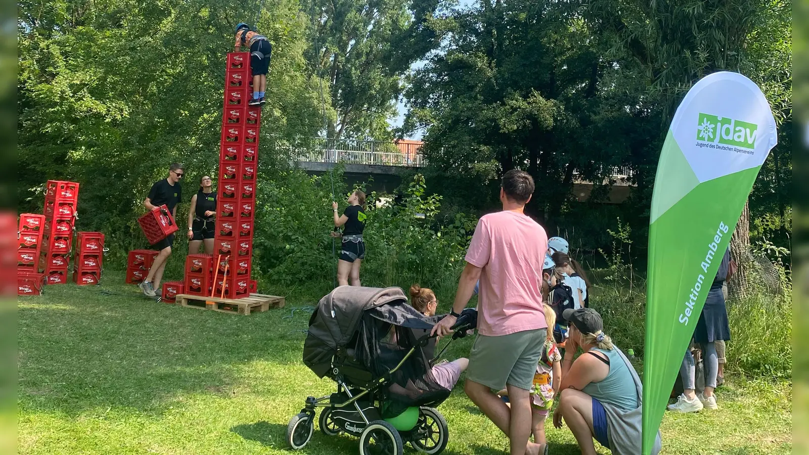 Beim Kinderfest organisierte die Alpenvereins-Jugend wieder Kastenklettern. (Bild: Antonia Lueger)