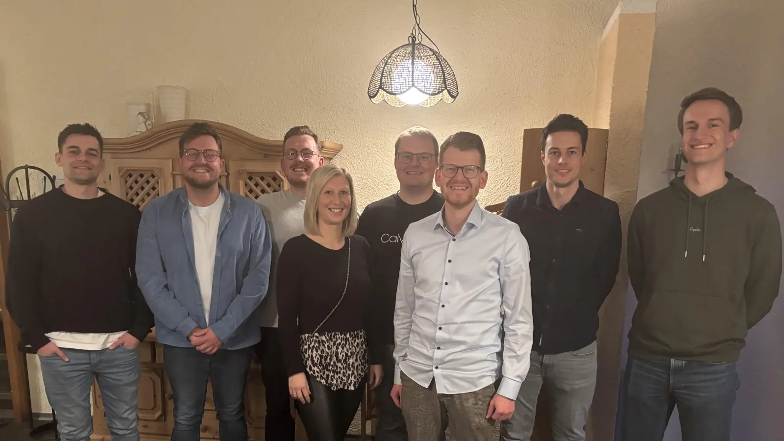 Auf dem Foto (von links nach rechts) Beisitzer Maximilian Berek, stellvertretender JU-Ortsvorsitzender Simon Wollner, Kassier Fabian Kastner, Schriftführerin Tanja Mai, Beisitzer Florian Spörer, JU-Ortsvorsitzender Maximilian Kastner, Beisitzer Tobias Rupp und stellvertretender JU-Ortsvorsitzender Philipp Schmelzer. (auf dem Bild fehlen die Beisitzer Leopold Herrmann und Uli Schmelzer). (Bild: Thomas Schücke)