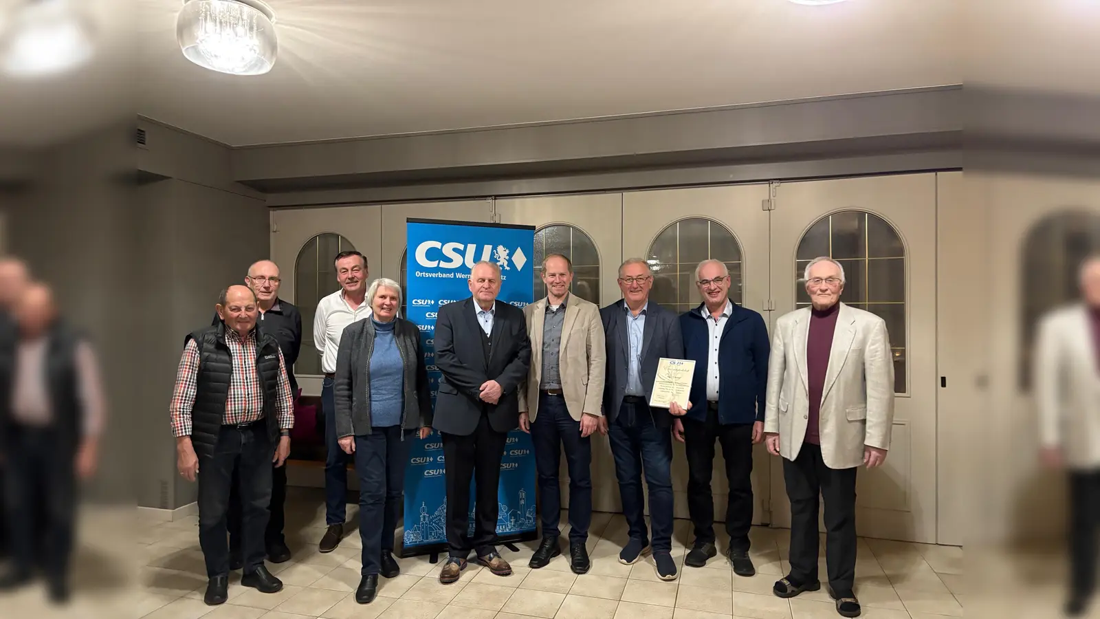 von li. nach re.: <br>J. Wagner, Altbürgermeister G. Butz, P. Braun, K. Butz, D. Rosenberg, Bürgermeister Kiener, J. Wiesent, B. Dotzler, F. Spichtinger<br> (Bild: Stefanie Rosenberg)