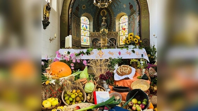Ein üppiger Erntealtar mit den verschiedensten Früchten, Obst und Gemüse war in der Pfarrkirche St. Nikolaus Unterauerbach vorbereitet. (Bild: Franz Grabinger)
