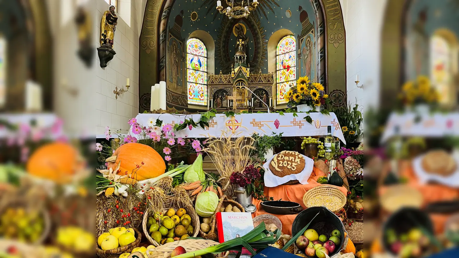 Ein üppiger Erntealtar mit den verschiedensten Früchten, Obst und Gemüse war in der Pfarrkirche St. Nikolaus Unterauerbach vorbereitet. (Bild: Franz Grabinger)