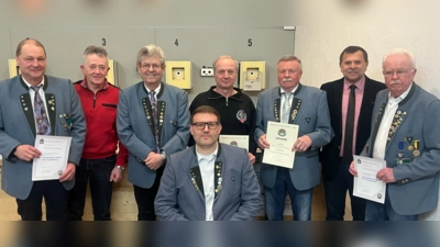 v.l. hinten Hermann Pirner, Stellv. Gauschützenmeister Fritz Segerer, Werner Fischer, Alfred Birner, Kurt Falk, 2. Bürgermeister Günter Koller, Theodor Heinz vorne Oberschützenmeister Jürgen Weiß  (Bild: Mario Pfadenhauer)