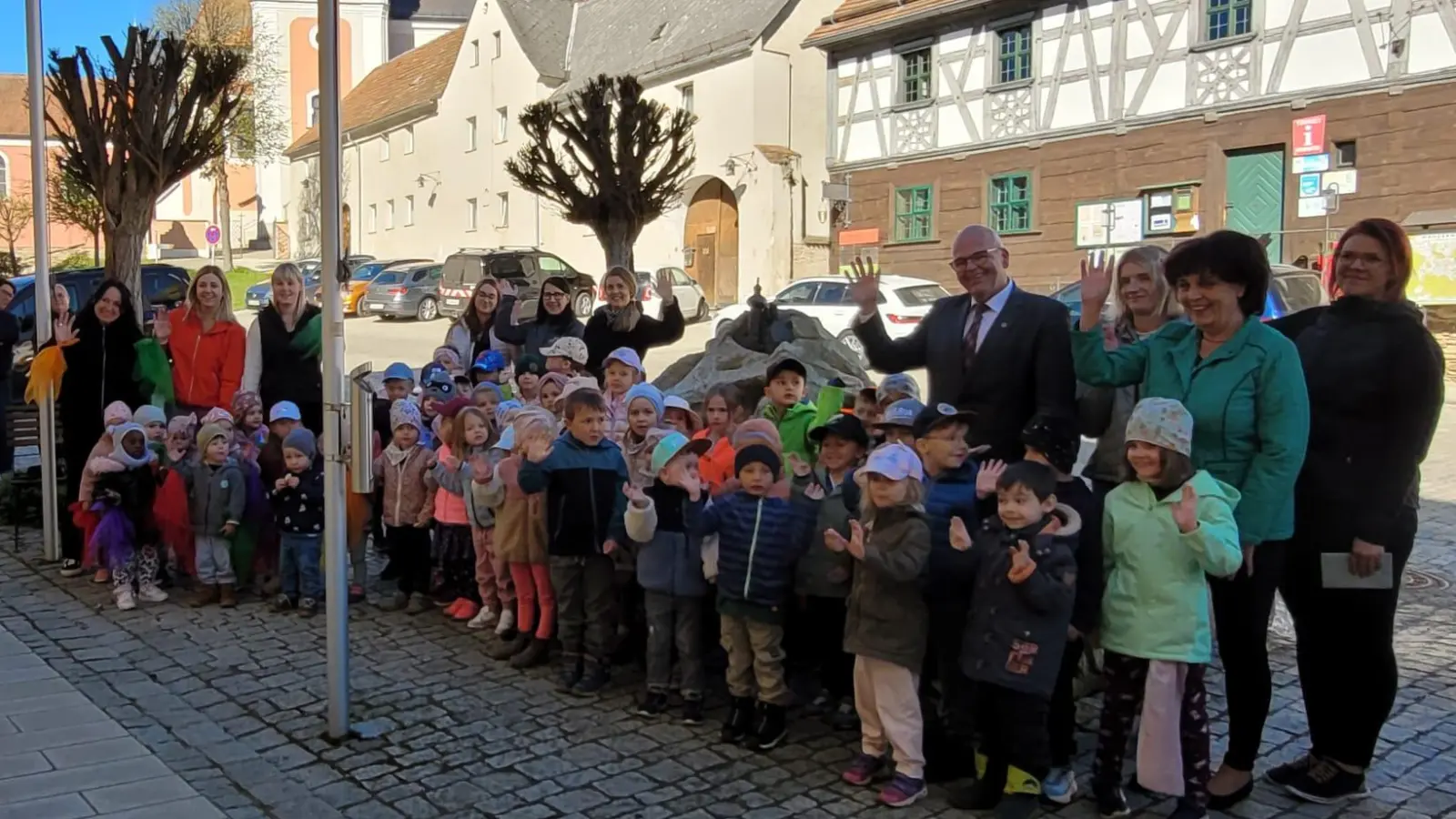 Die Kindergarten- und Krippenkinder des Kinderhauses der Tillenzwerge ließen es sich nicht nehmen, Bürgermeister Klaus Meyer persönlich zu verabschieden. (Bild: Manuela Sigl-Pielsak)