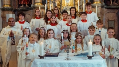 Das Bild zeigt die 11 Erstkommunionkinder mit Pfarrer Michael und den Ministranten (Bild: Katharina Eckstein)
