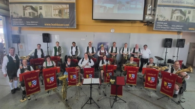 Die Blaskapelle Oberwildenau beim Tag der offenen Tür der Firma Höhbauer. (Bild: Sebastian Hartl)