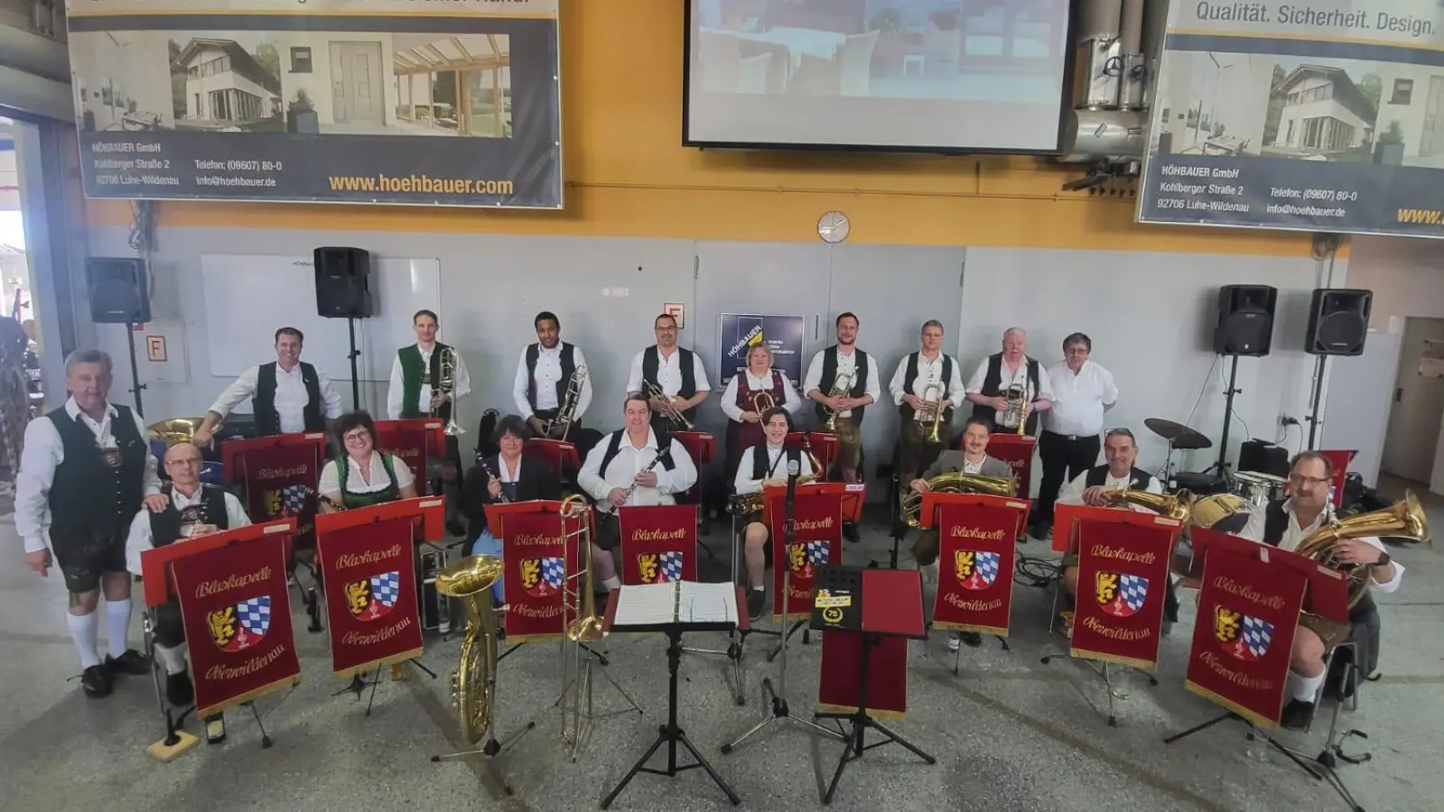 Die Blaskapelle Oberwildenau beim Tag der offenen Tür der Firma Höhbauer. (Bild: Sebastian Hartl)