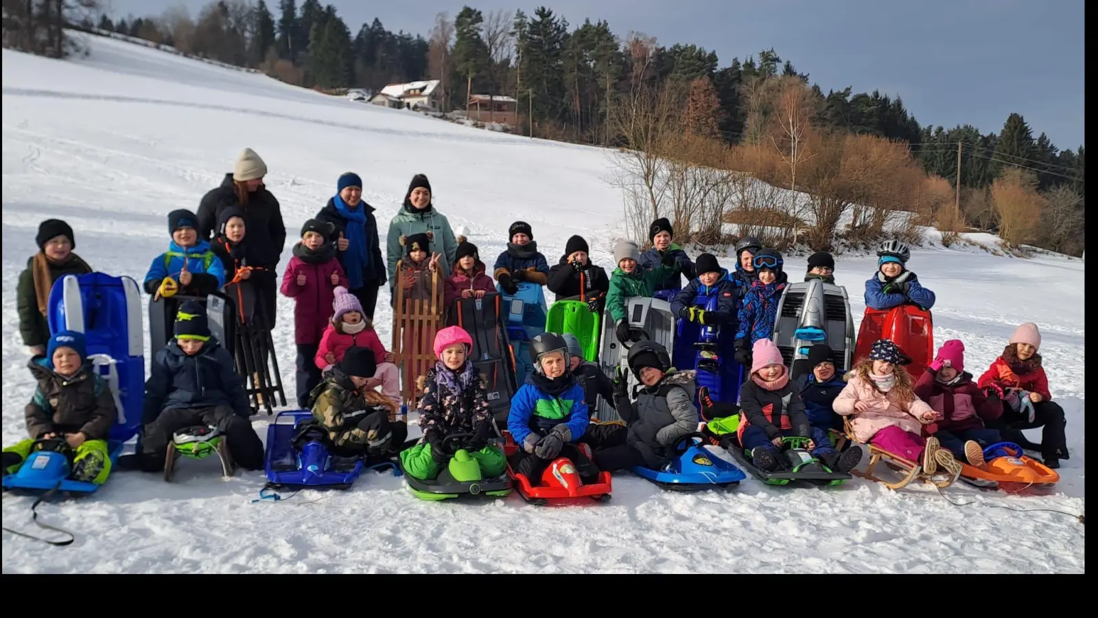 Die Klassen 1/2 a und b mit ihren Klassenleiterinnen Frau Fiona Hauser-Kroner und Frau Theresa Süß sowie der Lehrerin Frau Sabrina Scheuerer (Bild: Fiona Hauser-Kroner)