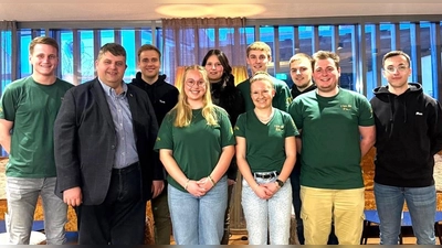 die Vorstandschaft der Kirwagemeinschaft Illschwang mit dem 1.Vorsitzenden Philip Sellner (links) und Bürgermeister Dieter Dehling (2. von links). (Bild: Norbert Weis)