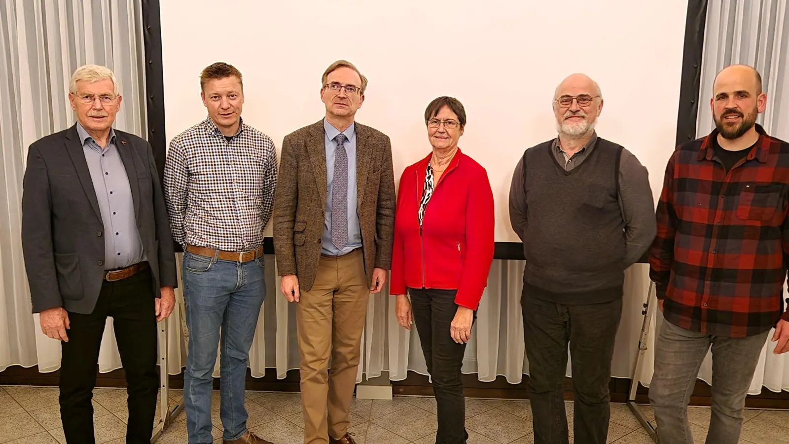 Georg Mayer (Amt für Landwirtschaft), Tobias Küblböck (Kormoranberater), Alexander Flierl (Vorsitzender der TEGO), Heidi Rackl (Bezirksrätin), Dr. Peter Thoma (Verband Bayerischer Berufsfischer), Stefan Schwarz (Bezirk Oberpfalz)-von links. <br><br> (Bild: Christian Bartmann)