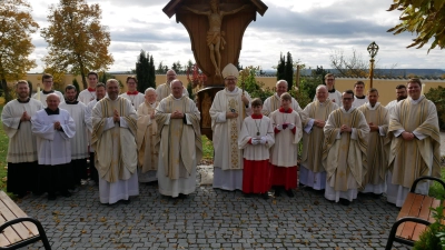 Gemeinsames Photo mit dem Hwst. H. Weihbischof Dr. Josef Graf nach dem feierlichen Pontifikalamt auf dem Miesberg zum Auftakt der Transitusfeier des Hl. Paul vom Kreuz (Gründer der Passionisten) in Schwarzenfeld (Bild: Frater Bartholomäus CPnov)