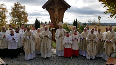 Gemeinsames Photo mit dem Hwst. H. Weihbischof Dr. Josef Graf nach dem feierlichen Pontifikalamt auf dem Miesberg zum Auftakt der Transitusfeier des Hl. Paul vom Kreuz (Gründer der Passionisten) in Schwarzenfeld. (Bild: Frater Bartholomäus CPnov)